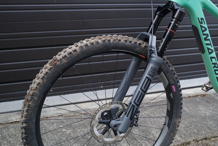Вилка RockShox ZEB Ultimate Charger 3 RC2 DebonAir 27.5" 160мм Tpr Boost Off. 44 серый A2 VST-00.4020.819.007 фото